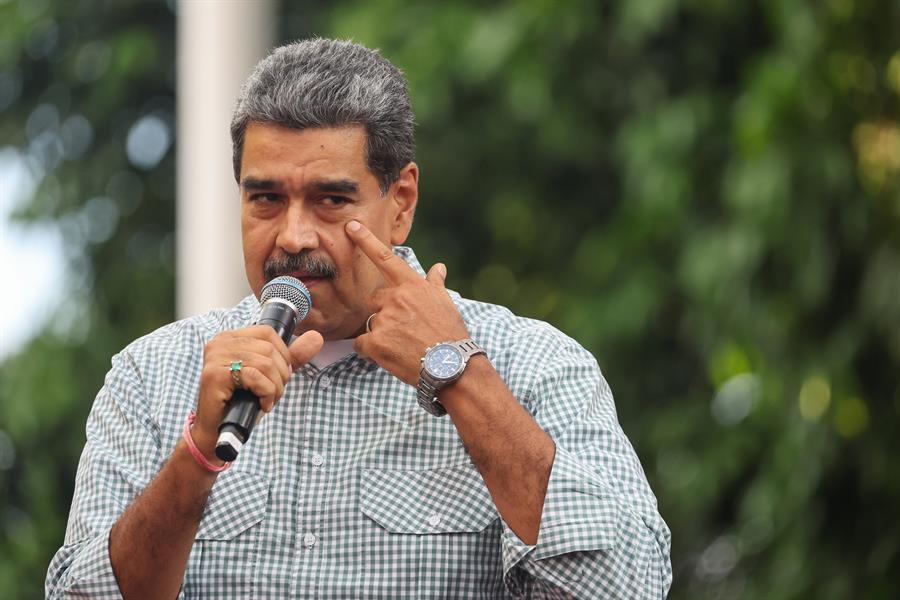impatizantes chavistas celebraron este miércoles en las calles de Venezuela la controvertida reelección del presidente Nicolás Maduro en los comicios celebrados hace un mes, un resultado que defienden frente a la denuncia de "fraude" de la oposición mayoritaria, que insiste en una "avasallante" victoria de su abanderado, Edmundo González Urrutia. EFE