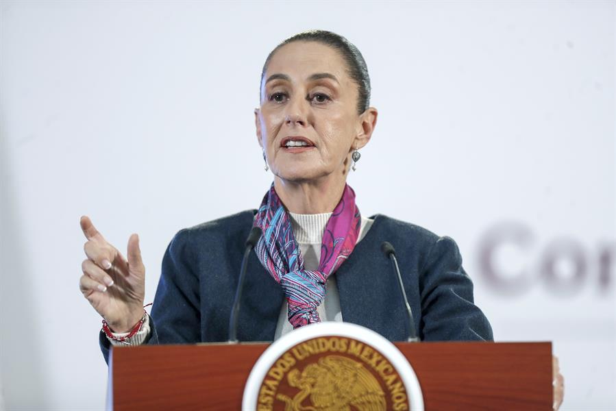 La presidente de México Claudia Sheinbaum, habla este miércoles durante una rueda en Palacio Nacional de la Ciudad de México (México). Sheinbaum avisó que su Gobierno insistirá en un salvoconducto para el exvicepresidente ecuatoriano Jorge Glas (2013-2017) y en la demanda que presentó el exmandatario Andrés Manuel López Obrador (2018-2024) contra Ecuador. EFE