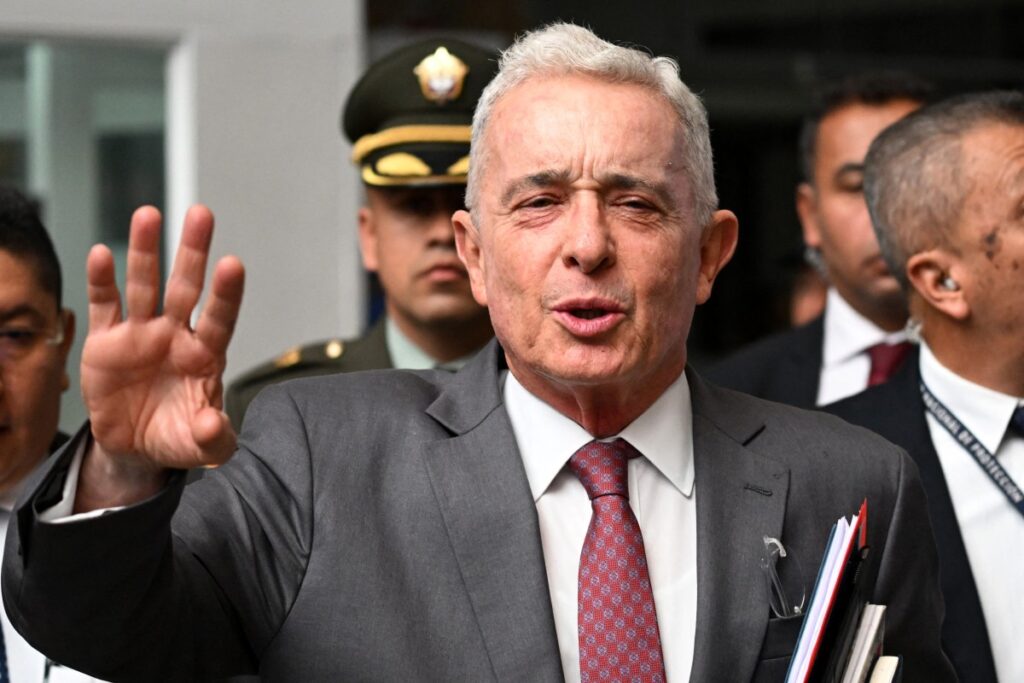 FILES-COLOMBIA-POLITICS-JUSTICE-URIBE thumbnail