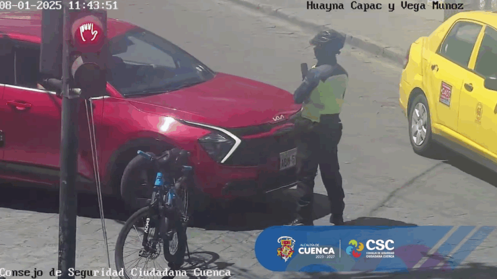 Captura del video en el que se puede observar el incidente entre un conductor y un agente civil de tránsito. /Captura de video