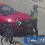 Captura del video en el que se puede observar el incidente entre un conductor y un agente civil de tránsito. /Captura de video