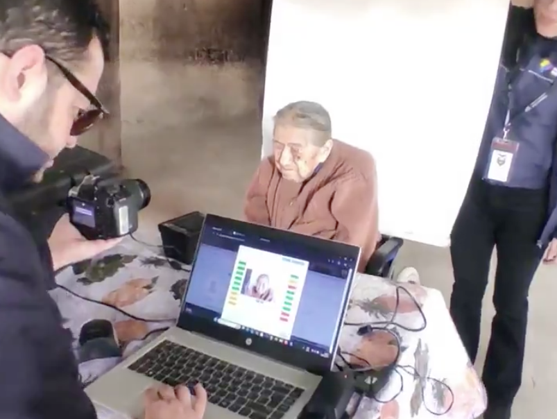 Elisa Pineda, de 102 años, recibió su cédula en Susudel, cantón Oña. /Foto captura de video del Registro Civil.
