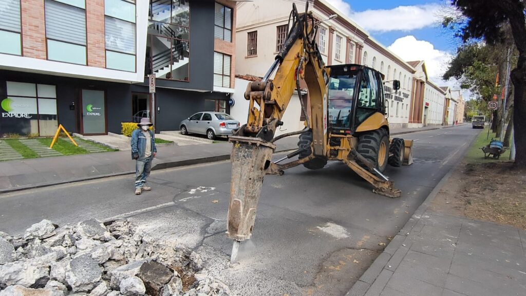 Se cierra la avenida Doce de Abril por obras de pavimentación.