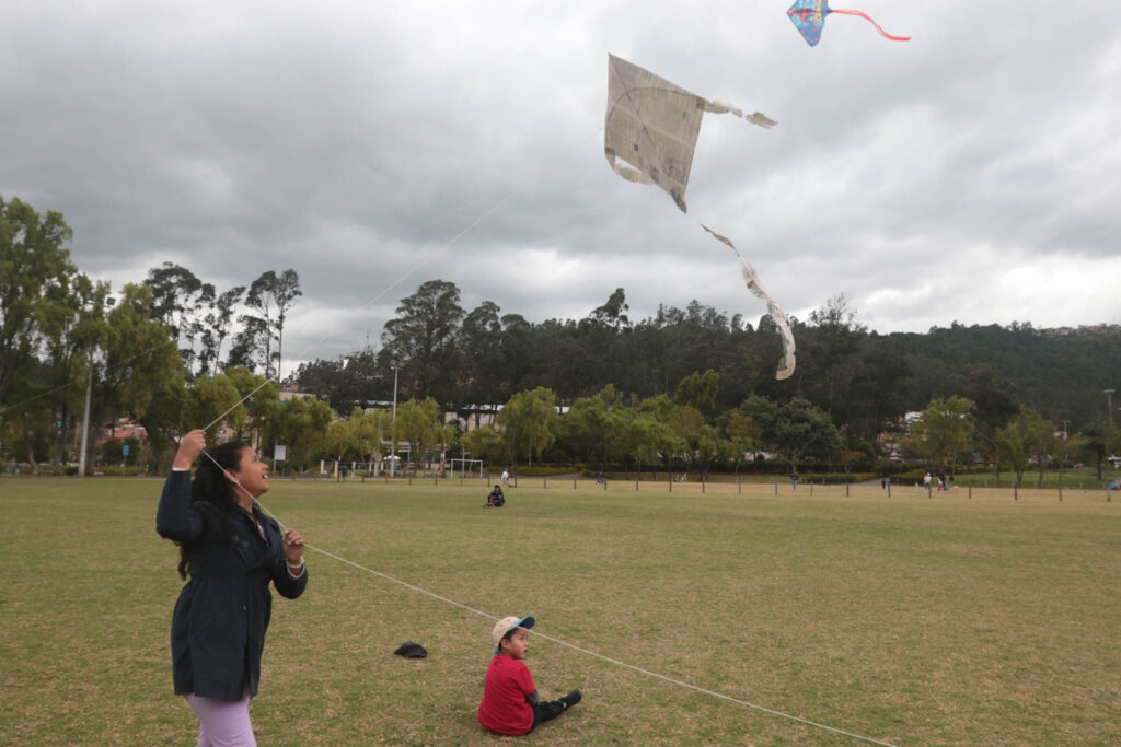 Noelia Rodríguez hace volar una cometa en el parque El Paraíso.