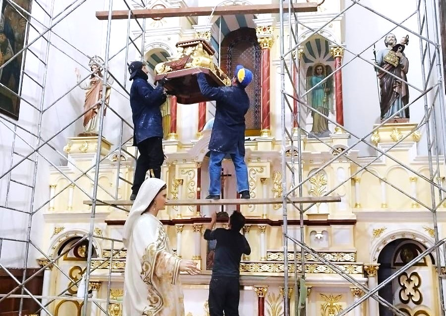 Trabajos de restauración en el interior de la iglesia de Turi. La intervención permitió recuperar retablos y elementos arquitectónicos originales.