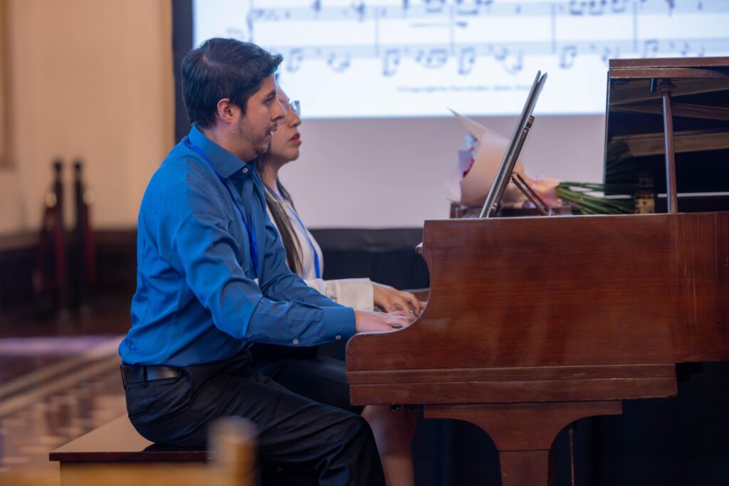 Los pianistas cuencanos Johnny Bravo y Pilar Rodríguez se presentaron en el Palacio Nacional de la Cultura de Guatemala.
