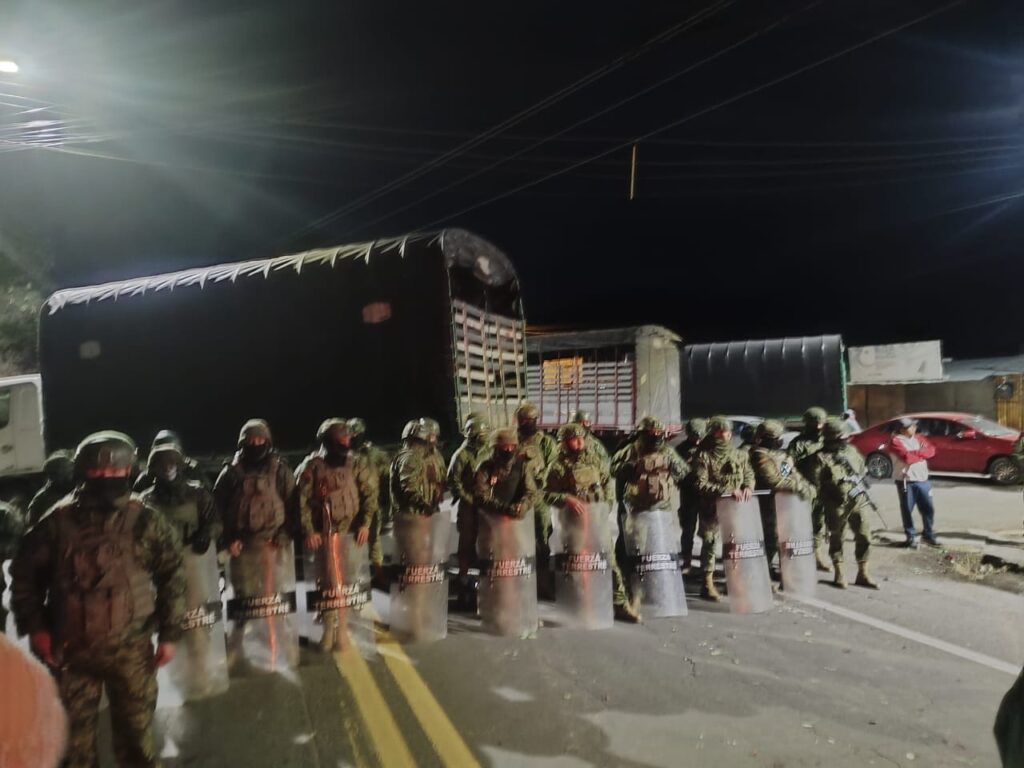 Transportistas bloquearon la vía en Carchi en protesta por el crimen de su compañero.