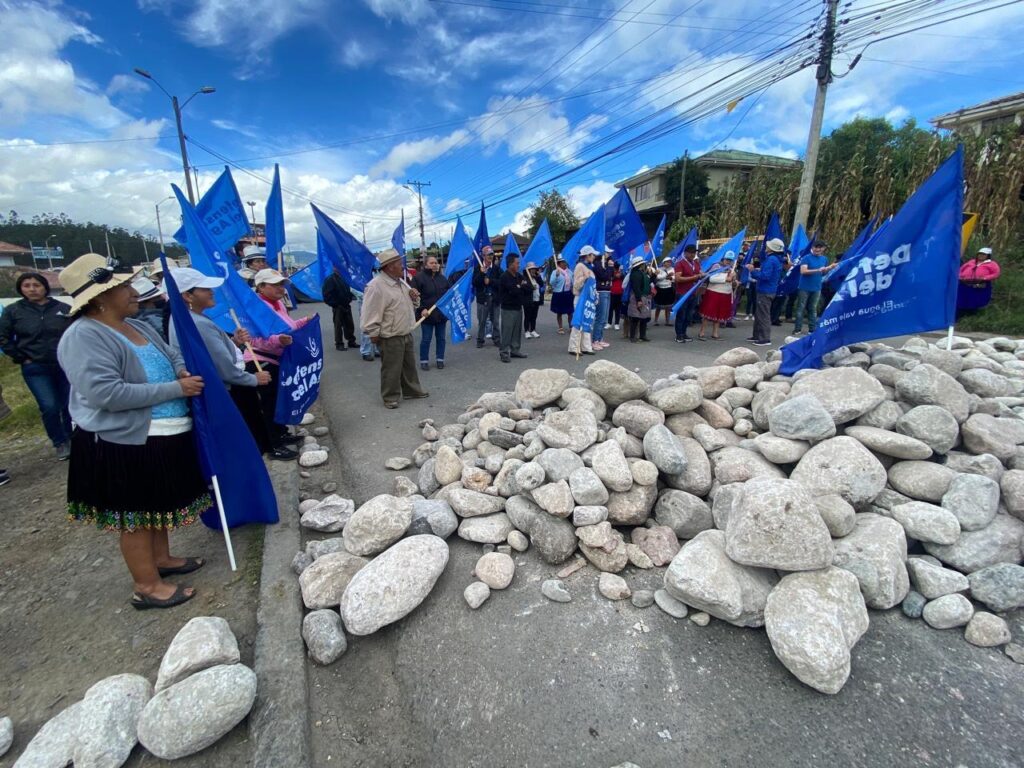 En Tarqui comuneros cerraron la Panamericana Sur en protesta por la entrega de la licencia ambiental a Loma Larga.