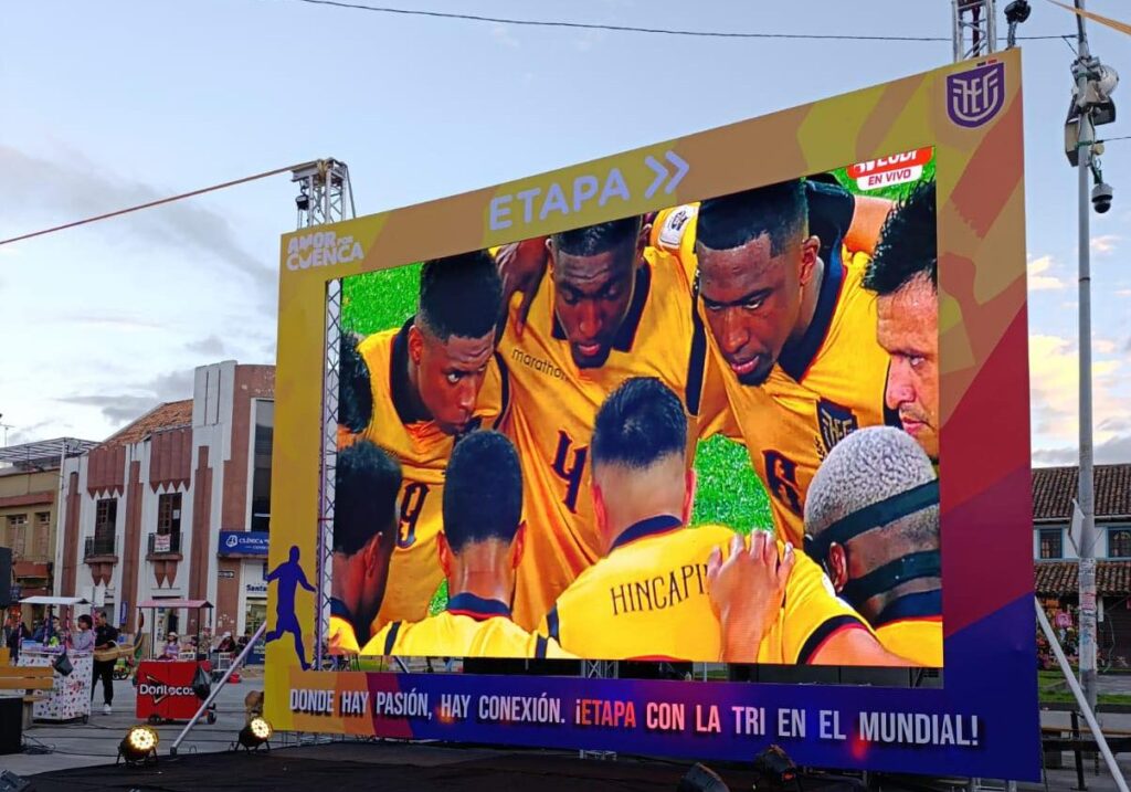 Una pantalla giganta para ver Ecuador vs Paraguay en la orilla del río Paute. /Cortesía