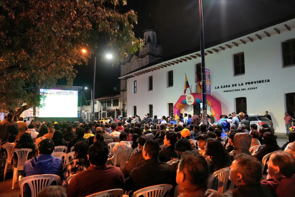 Pantallas gigantes se levantarán en dos espacios de Azuay para ver el partido Ecuador vs Argentina. /Foto Prefectura