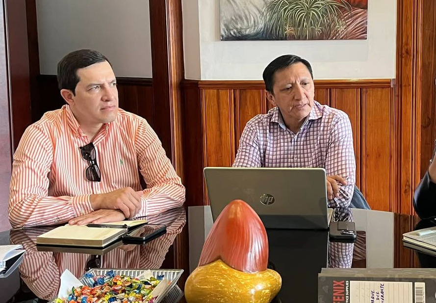 Walther Sinche, director ejecutivo de la organización migrante Alianza Ecuatoriana Internacional, se refirió al proyecto del Parque del Migrante en Cuenca. Meses atrás, se reunió con funcionarios del Municipio de Cuenca. /Cortesía