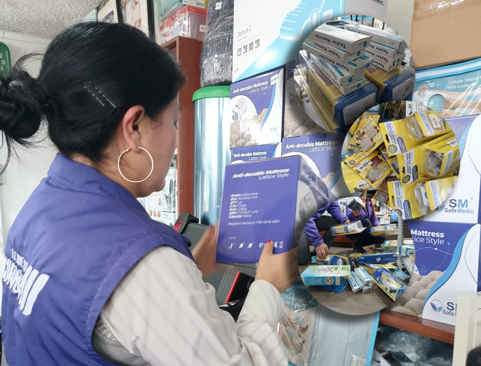 Varios artículos irregulares se hallaron en un local ubicado en las inmediaciones del Hospital Vicente Corral Moscoso. /Fotos Arcsa