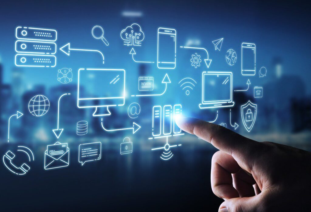 hombre-de-negocios-toca-una-pantalla-con-aplicaciones thumbnail