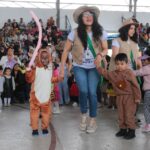 Docentes y estudiantes de la Unidad Educativa “César Dávila Andrade”, durante el evento de inauguración del año lectivo 2025-2026.